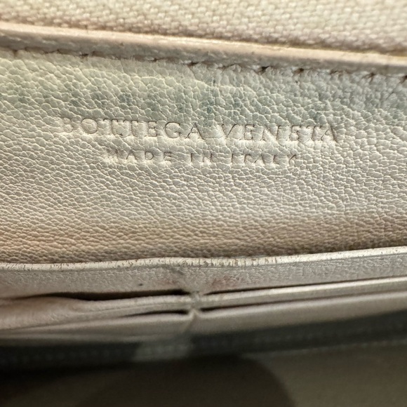 Pre-owned Botegga Veneta Snakeskin Wallet. Video is best depiction of color - Picture 4 of 8